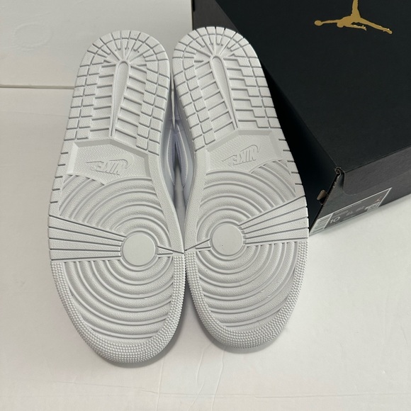 BNIB Air Jordan 1 low triple white - Picture 4 of 6